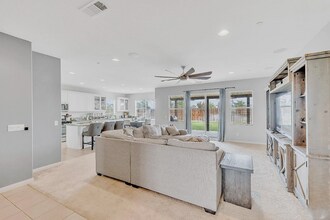 7800 Glisten Way in Bakersfield, CA - Building Photo - Building Photo