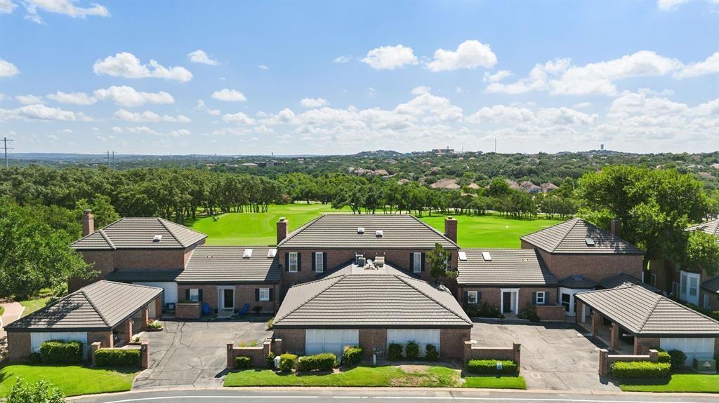 16 Tournament Way in The Hills, TX - Building Photo