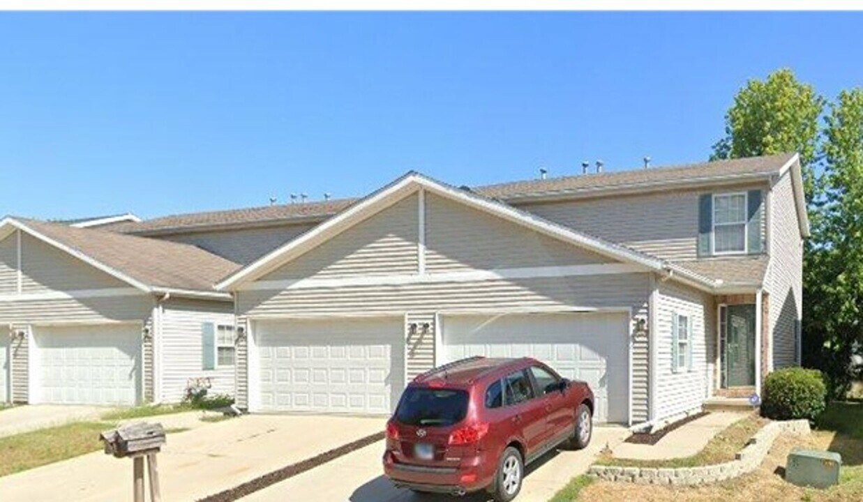 208 Parktrail Rd in Normal, IL - Building Photo