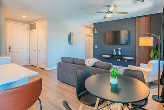 777 E Stella Ln in Phoenix, AZ - Building Photo - Building Photo