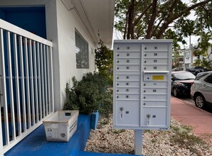 7725 Byron Ave in Miami, FL - Foto de edificio - Building Photo