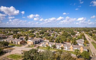 Aven East in Houston, TX - Building Photo