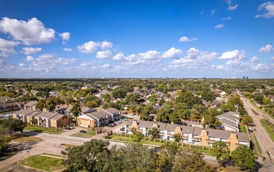 Aven East in Houston, TX - Building Photo