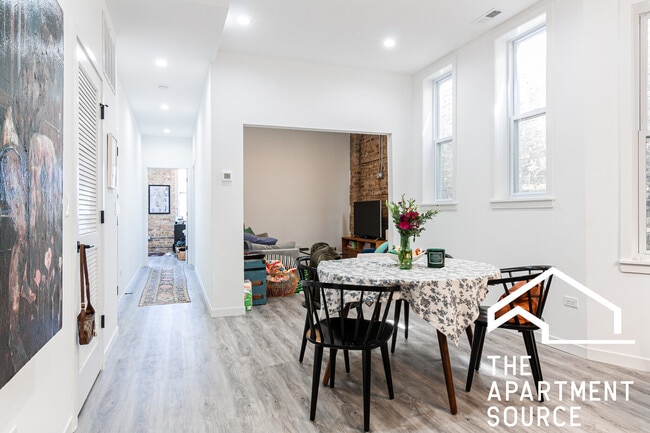 2745 W Division St, Unit 4F in Chicago, IL - Building Photo - Building Photo