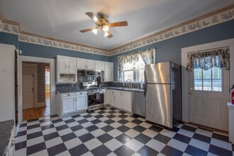 209 W 1st St in West Jefferson, NC - Building Photo - Building Photo