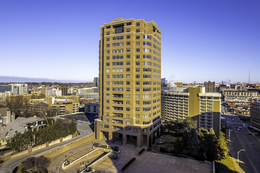 Alameda Towers in Kansas City, MO - Building Photo