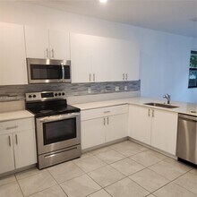 236 SW 159th Ter in Pembroke Pines, FL - Building Photo - Building Photo