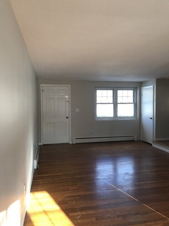 98 Emerson Gardens Rd in Lexington, MA - Building Photo