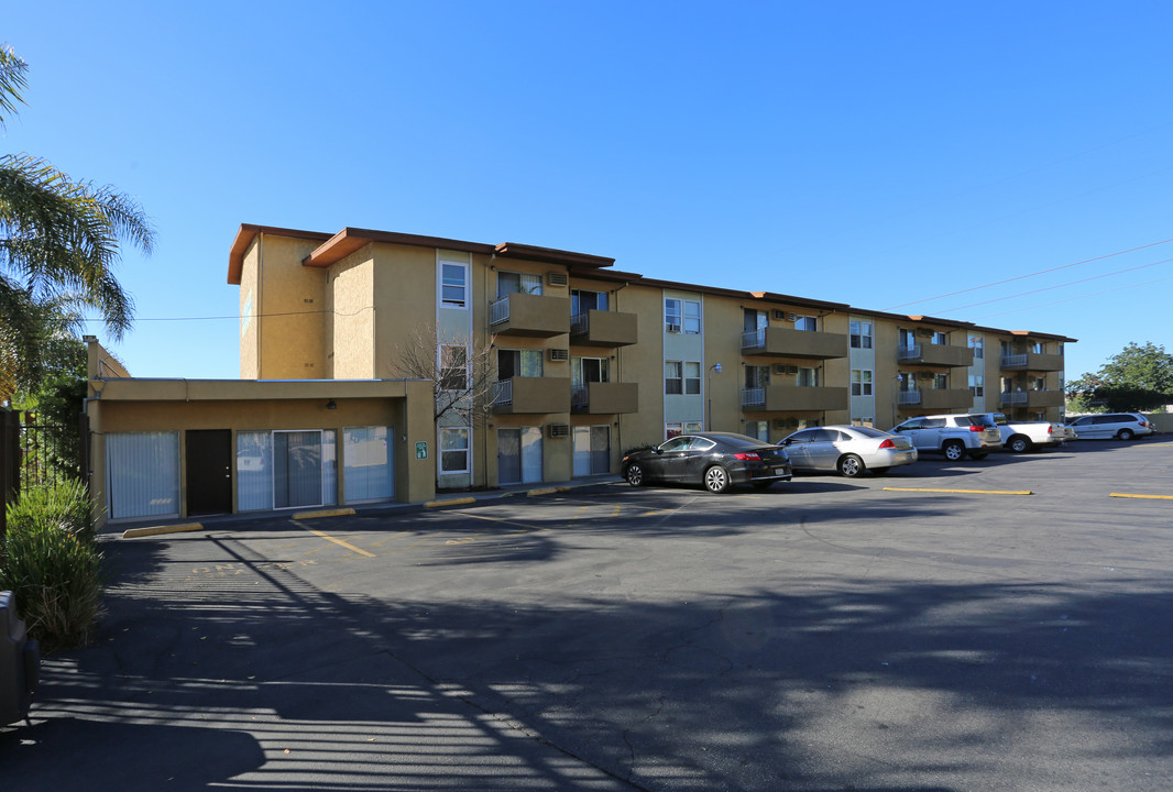 Simpson Apartments in North Hollywood, CA - Foto de edificio