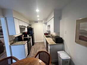 1550 W Ashlan Ave, Unit 123 in Fresno, CA - Building Photo - Building Photo