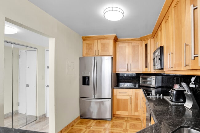 3701 N Country Club Dr, Unit 2203 in Aventura, FL - Building Photo - Building Photo