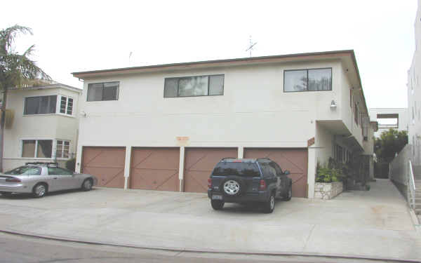 123 S Clark Dr in West Hollywood, CA - Building Photo