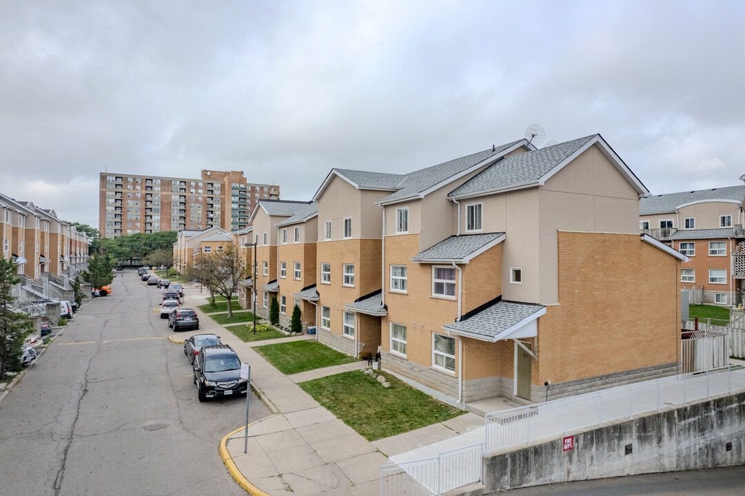 Colonial Terrace in Mississauga, ON - Building Photo