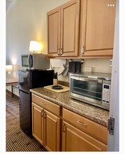 401 Russell St, Unit The Residences in Hadley, MA - Foto de edificio - Building Photo