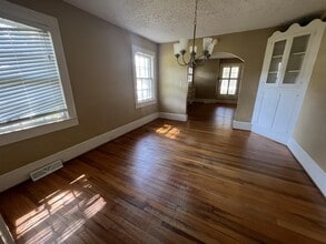 506 W Farley Ave in Laurens, SC - Foto de edificio - Building Photo