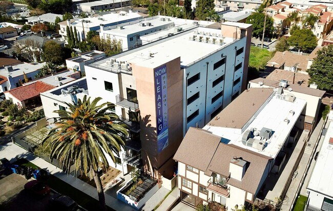 14535 Weddington St in Los Angeles, CA - Building Photo - Building Photo