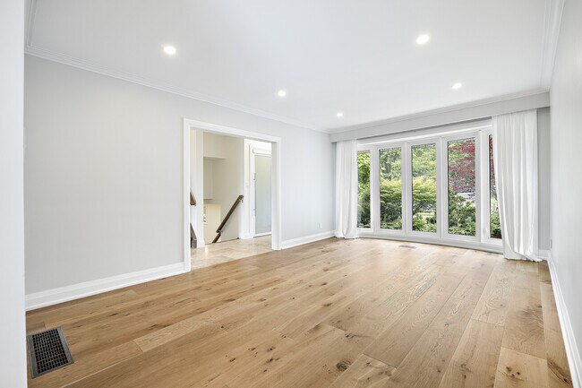 4470 Cosburn Crescent in Burlington, ON - Building Photo - Building Photo