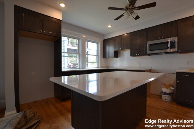 72 Perthshire Rd, Unit 1 in Boston, MA - Building Photo - Building Photo