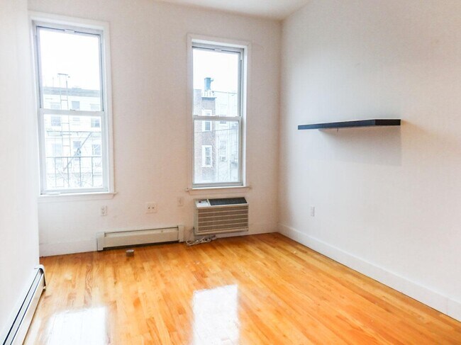 764 Hart St, Unit 2r in Brooklyn, NY - Building Photo - Building Photo