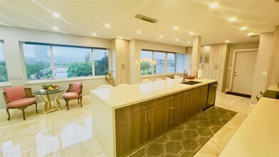 329 SE 3rd St in Hallandale Beach, FL - Building Photo - Building Photo