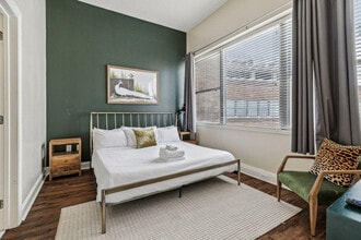 925 Common St in New Orleans, LA - Building Photo - Building Photo