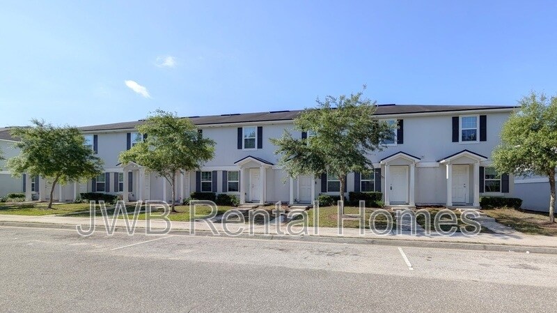 8431 McGirts Village Ln in Jacksonville, FL - Building Photo
