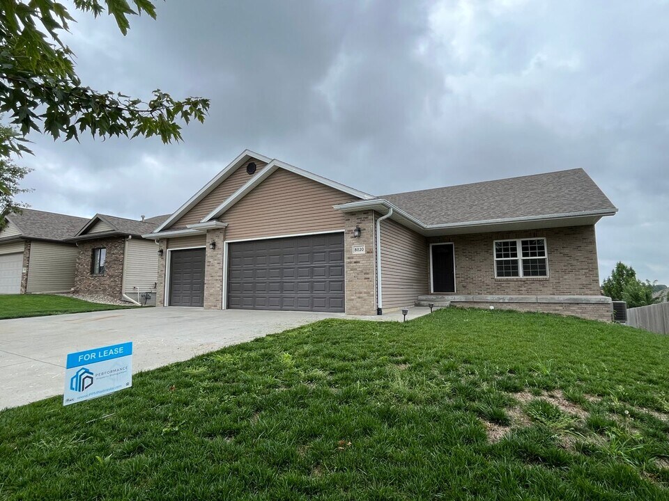 8020 Renatta Dr in Lincoln, NE - Building Photo