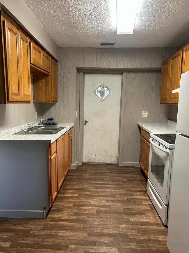 property at 607 Honeyfarm Ln