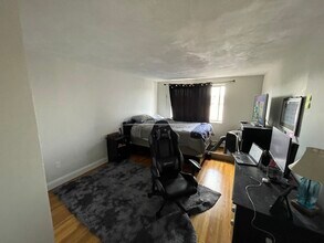 12 Riverside St, Unit 5 in Watertown, MA - Foto de edificio - Building Photo