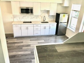 10734 Stone Ave N, Unit #202 in Seattle, WA - Building Photo - Building Photo