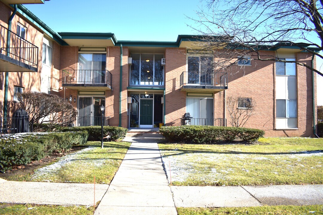 1954 Axtell Dr, Unit 1 in Troy, MI - Foto de edificio