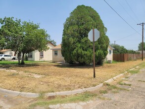 1327 S Avenue C in Portales, NM - Building Photo - Building Photo