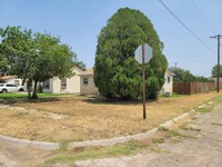 1327 S Avenue C in Portales, NM - Foto de edificio - Building Photo