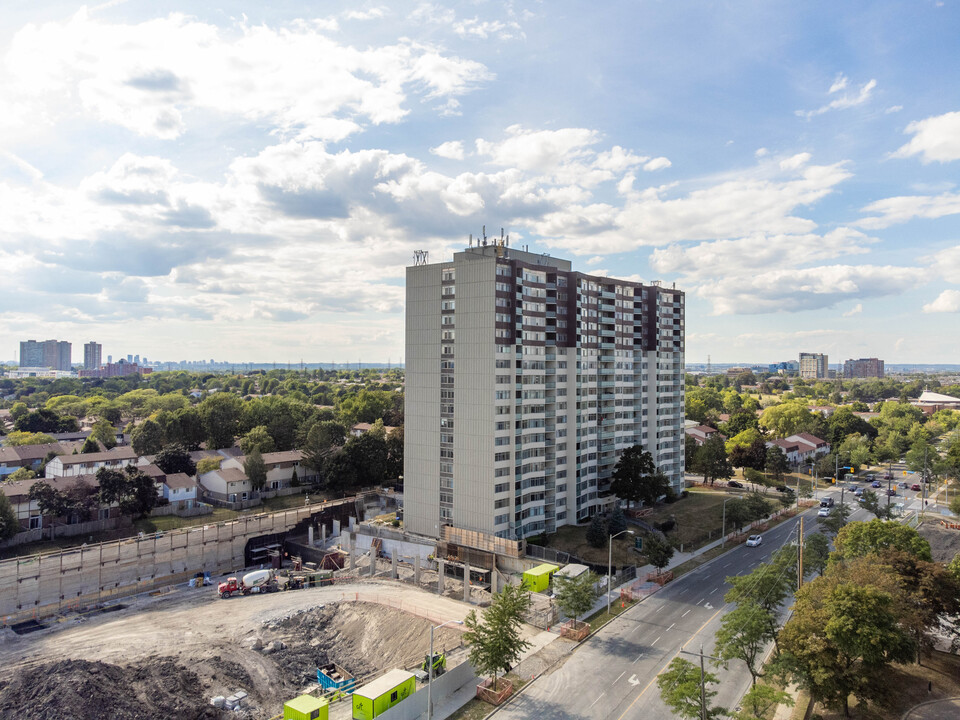 3050 Pharmacy Avenue in Toronto, ON - Building Photo