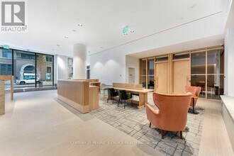 395 Square One Dr in Mississauga, ON - Building Photo - Building Photo