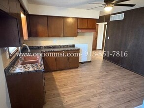 1009 Locust St in Harrisonville, MO - Building Photo - Building Photo