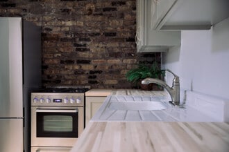 3925 W Eddy St, Unit Coach House in Chicago, IL - Foto de edificio - Building Photo