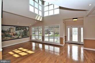 5905 Lone Oak Dr in Bethesda, MD - Building Photo - Building Photo