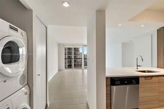 1756 N Bayshore Dr, Unit 24O in Miami, FL - Building Photo - Building Photo