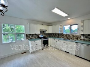 240 Wallace Rd in Kelowna, BC - Building Photo - Building Photo