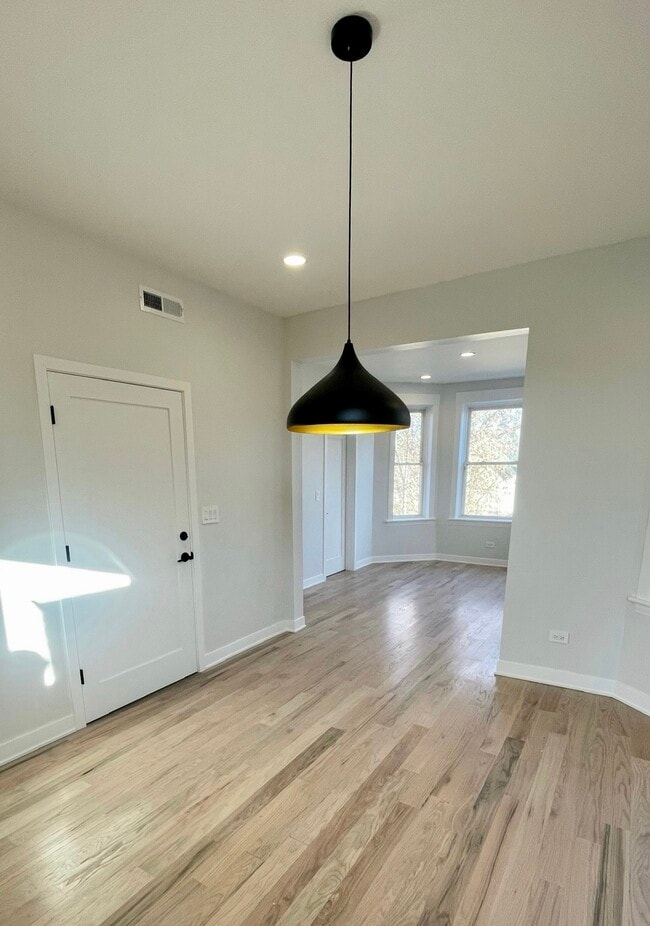 3006 N Troy St, Unit Floor 1