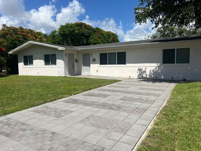 11942 SW 81st Rd in Pinecrest, FL - Building Photo - Building Photo