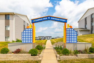 Campus View and Kirkwood Court in Cedar Rapids, IA - Foto de edificio - Building Photo