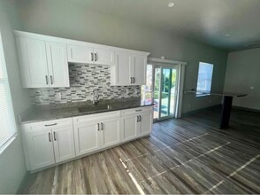 5593 Briarcliff Rd in Ft. Myers, FL - Foto de edificio - Building Photo