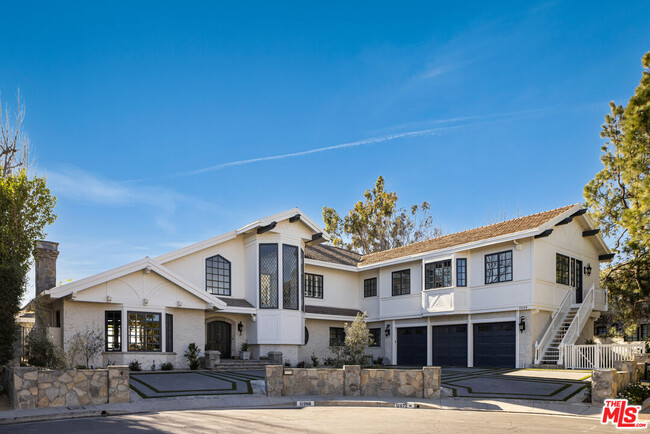 12068 Crest Ct in Beverly Hills, CA - Building Photo - Building Photo