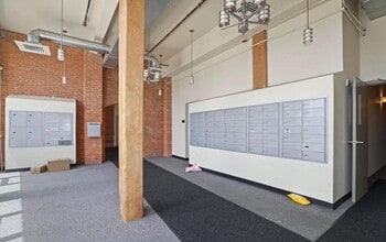 146 Court St, Unit 602 in Brockton, MA - Foto de edificio - Building Photo