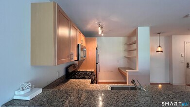 26 School House Dr in West Hartford, CT - Building Photo - Building Photo