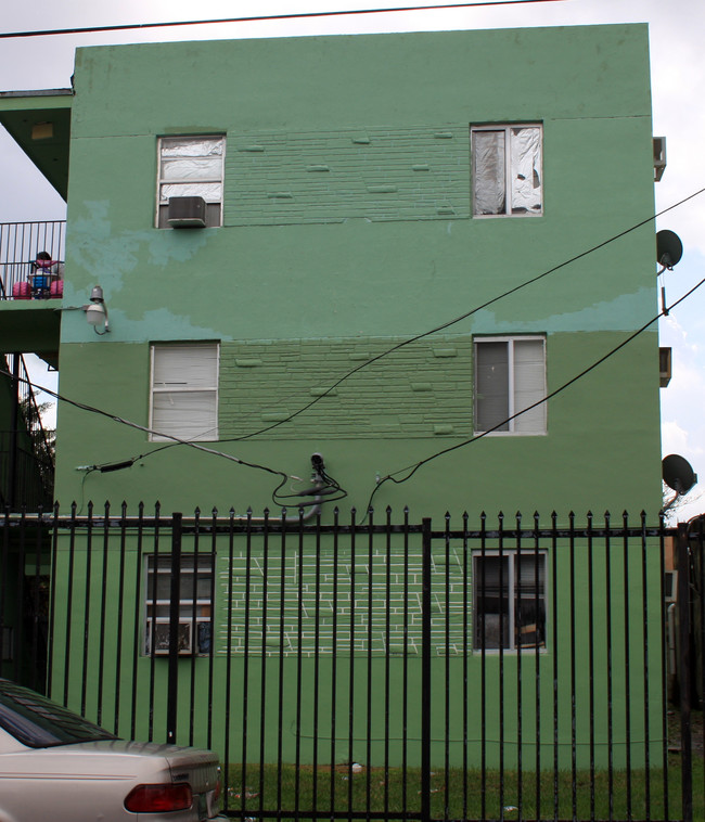 240 NW 17th St in Miami, FL - Foto de edificio - Building Photo