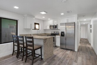836 SW 13th Ct in Pompano Beach, FL - Foto de edificio - Building Photo