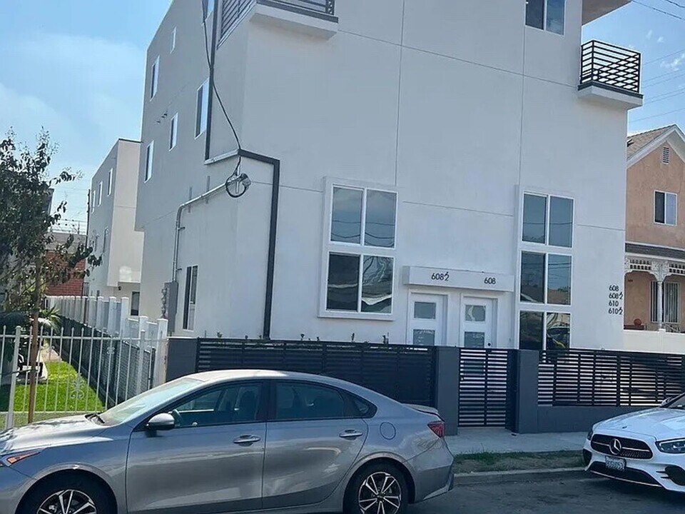 608 E 29th St in Los Angeles, CA - Building Photo
